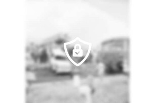 Bahnunfall: Eisenbahnstrecke der Elmshorn-Barmstedt-Oldesloe-Eisenbahn (EBOE): Bahnübergang Rümpeler Weg: Kollision eines Triebwagens mit einem Pkw: rechts Triebwagen: in der Mitte Unfallfahrzeug an Böschung: dahinter Feuerwehrleute, Sanitäter, Personen, Feuerwehr- und Rettungsfahrzeug: vorn an Böschung Kinder