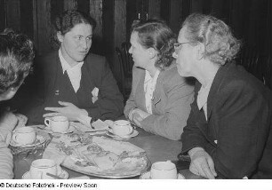 Frauen aus der Sowjetunion und der DDR sowie anderen Ländern beim Kaffeetrinken