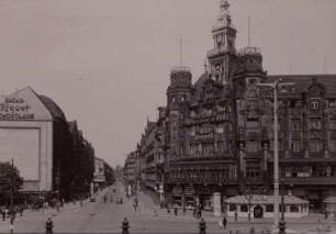 Prager Straße : Dresden, Blick von der Überführung am Hauptbahnhof über den Wiener Platz nach Norden in die Prager Straße. Rechts u.a. Sitz der Dresdner Feuerversicherung und der Kraftverkehr Sachsen AG