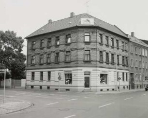 Wohnhaus mit Laden : Leipzig-Thekla, Göteborger Straße 2. Wohnhaus mit Laden (um 1885)