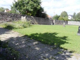 Haimbach - Kirchhof im Nordosten mit Kirchhofmauer im Verlauf