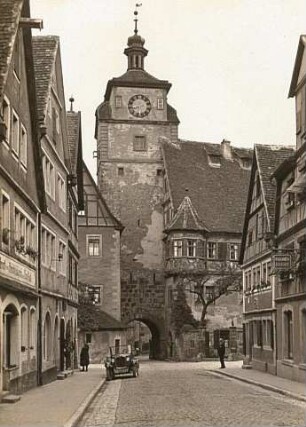 Rothenburg ob der Tauber, Weißer Turm : Rothenburg ob der Tauber. Weißer Turm (Baubeginn E. 12. Jh.) und ehem. Judentanzhaus (Jugendherberge)