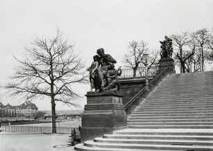 Der Abend : Brühlsche Terrasse. Freitreppe mit "Der Abend " und "Der Morgen" aus den "Vier Tageszeiten" (1860-1871; J. Schilling; Guß 1905/08)
