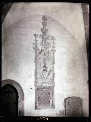 Kirche innen; Chorostwand, Sakramentshaus