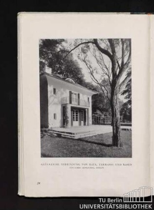 Glückliche Verbindung von Haus, Terrasse und Rasen von Harry Rosenthal, Berlin