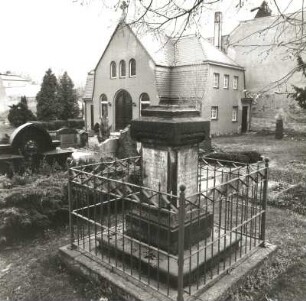 Grabmal der Familie Schömberg : Grabmal der Familie Schömberg. Sandstein (1786/1800). Böhlen-Großdeuben, Kirchlicher Friedhof, Hauptstraße 50