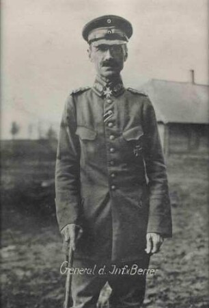 Albert Berrer, Generalleutnant von 1914-1917, Kommandeur des Generalkommandos 51, stehend, in Uniform mit Orden, Brustbild im Alter mit Stock bzw. in Uniform, Brustbild in Halbprofil in jüngeren Jahren
