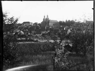 Walldürn Ortsbild mit der katholischen Stadtkirche Sankt Georg im Hintergrund