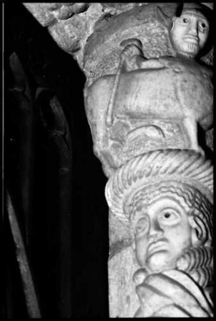 Millstatt: Figur an der einer Säule am Kircheneingang