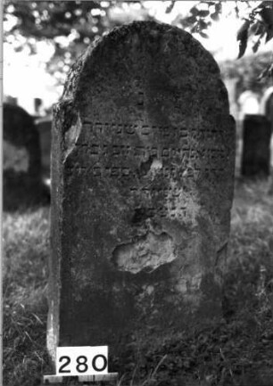 Grabstein 280 (Index: 100085104) Zustand: Inschrift auf Rückseite teilweise zerstö Maße HxBxT: 118x65x17 cm Beschreibung: Stele, eingezogener Rundbogenabschluß, Schriftfeld eingetieft mit Maßwerk: Grabstein 280