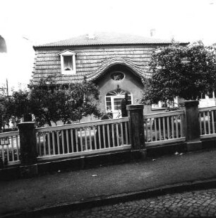 Cottbus-Spremberger Vorstadt, Eichenplatz 27. Wohnhaus (um 1910). Straßenfront mit Einfriedung