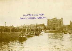 Kirkwall, Schottland. Passagiere eines Kreuzfahrtschiffes der Hapag in Booten beim Ablegen von der Hafenmole