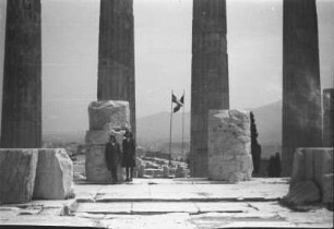 Athen. Akropolis (450ante). Ansicht mit zwei Luftwaffenhelferinnen (vielleicht vor Säulen des Parthenons)