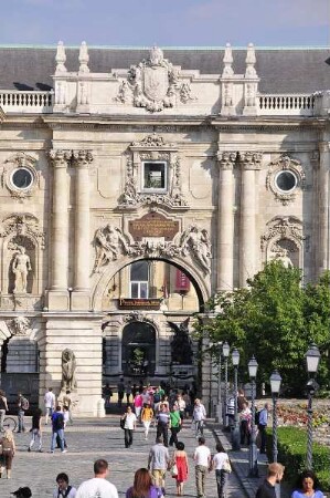 Budapest - Historisches Museumsgebäude : Das historische Museumgsgebäude steht auf dem Burgberg. Aufgenommen in Budapest am 13. Juni 2011