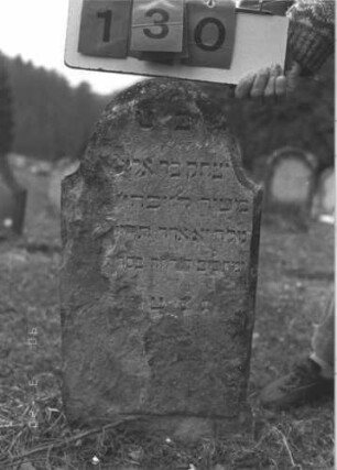 Grabstein 130 (Index: 100008963) Zustand: linker Rank abgebröckelt, Rückseite leicht verwittert Maße HxBxT: 65x34x7 cm Besonderheit: Kindergrab: Grabstein 130