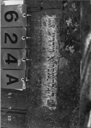 Grabstein 624 (Index: 99790889) Maße HxBxT: 106x57x30 cm Symbolik: nach unten gehaltene Fackeln: Grabstein 624A (Nachholaufnahme)