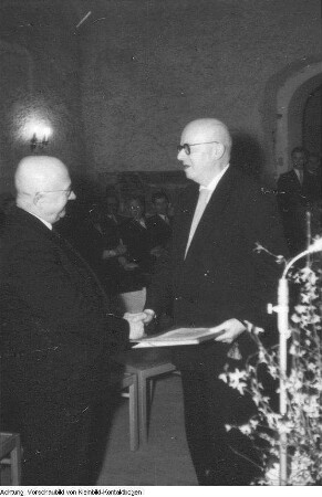 Dresden, Dresdner Kreuzchor. Festakt zum 70. Geburtstag von Rudolf Mauersberger (29. Januar 1959) in der Heinrich-Schütz-Kapelle der Dresdner Kreuzkirche, 1957/59. Gaben- und Blumenarragement privat