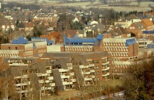 Berliner Ring: Blick vom Friedhof an der Bahnhofstrasse auf das Finanzamt Stormarn und die Polizei