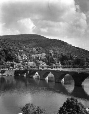 Heidelberg. Alte Brücke (1788). Ansicht vom Altstädter Ufer über den Neckar nach Nordost zum Heiligenberg (439 m)