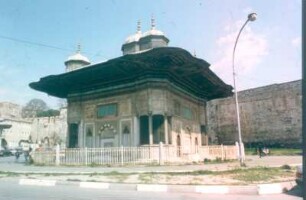 Istanbul. Sultan-Ahmet-Brunnen vor dem Tor des Topkapi-Palastes