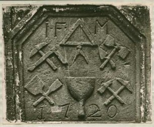 Bahnhofstr. Stein mit den Zunftzeichen der Bauhandwerker
