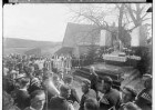 Primizfeier Bayer in Emerfeld 1935; Im Freien aufgebauter Altar; Gruppe der Gläubigen um den Altar versammelt; im Vordergrund Musikkapelle