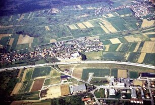 Bebauung im Bereich der BAB bei Darmsbach Im Vordergrund Unterführung des Gemeindewegs Darmsbach - Nöttingen.