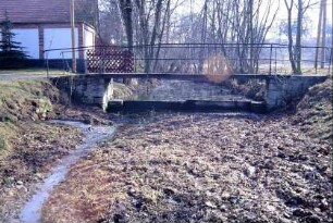 Wasserlauf und Brücke