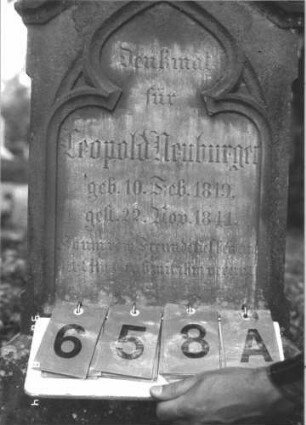 Grabstein 658 (Index: 99788365) Material: Sandstein Zustand: leicht verwittert am Giebel, Aufsatz fehlt Maße HxBxT: 90x44x15 cm: Grabstein 658A
