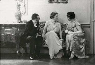 Die niederländische Prinzessin Juliana (Mitte) auf einem Empfang in der niederländischen Botschaft in London. Von links: G. Volkoff (Bühnenbildner der Covent-Garden Opera), Prinzessin Juliana, Imma Dornberg