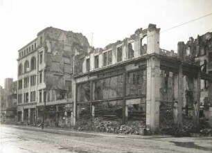 Dresden. Ruine der Sächsischen Landeskreditbank (früher Deutsche Bank, Altmarkt / Ecke Johannstraße). Ansicht von der Johannstraße
