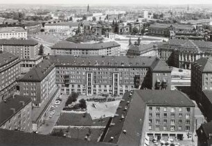 Dresden. Blick vom Rathausturm über die Wohnblöcke an der Ernst-Thälmann-Straße nach Norden zum Neumarkt