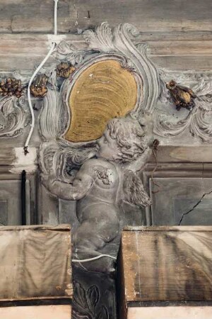 Stuckdekorationen mit Putti, Trophäen und Medaillons — Putto mit Kartusche