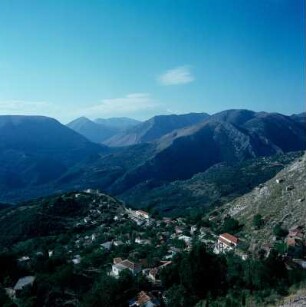 Epirus. Dorf Pente Ekklisia über dem Thyanis-Tal in den Bergen von Igumenitsa