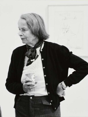 Die Galeristin und Künstlerin Betty Parsons bei der Eröffnung der Saul Steinberg-Ausstellung in ihrer Galerie