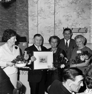 Siedlergemeinschaft Bad Oldesloe im Deutschen Siedlerbund: Hotel "Stadt Kiel": Kleingartensiedlungswettbewerb: Preisverleihung beim Erntedankfest: die Preisträger Hermann Dunz und Frau, Anton Tietz und seine Frau und Margarethe Reuter