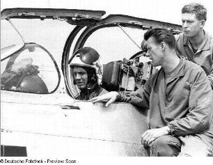Rothenburg (Oberlausitz). Nationale Volksarmee - Luftstreitkräfte. Militärflugplatz für Jagdflieger-Ausbildung. Techniker auf der Leiter am Flugzeugrumpf und Pilot in der Kabine