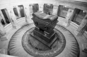 Paris: Krypta mit Kaisergrab Napoleons