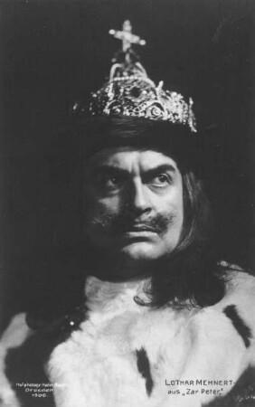 Lothar Mehnert (1875-1926) als Zar Peter in dem gleichnamigen Schauspiel. Photographie; 13,7 x 8,7 cm. Dresden