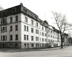 Dresden-Albertstadt. Stauffenbergallee (nordöstlich St-Pauli-Friedhof). Ehemalige Kaserne der Sowjetarmee. Gebäude südöstlich der S-Kurve. Straßenansicht