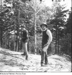 Sächsische Schweiz, Schrammsteine. Nachgestellte 1. Besteigung des Falkensteins durch Schandauer Turner am 06.03.1864. Mitarbeiter des Filmteams und Bernd Arnold als Schandauer Turner während einer Drehpause