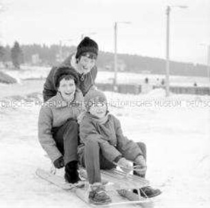 Rodeln während des Winterurlaubes im FDGB-Ferienheim in Oberhof
