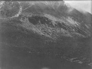 Im Gebirge : Blick auf einen Berghang mit Geröll