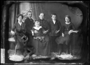 Vier Geschwister mit Mutter und Großmutter