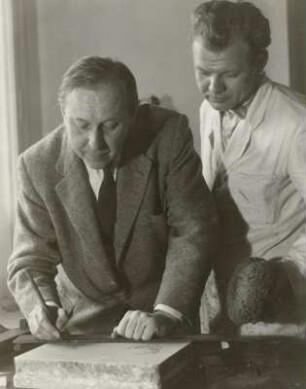 Der Maler und Graphiker Hans Theo Richter, Professor an der Hochschule für Bildende Künste, Dresden, beim Zeichnen mit dem Steindrucker Erhard (Junior)
