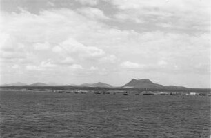 Panorama : Küstenlinie von Assab, mit Hafen und Vulkanfeld