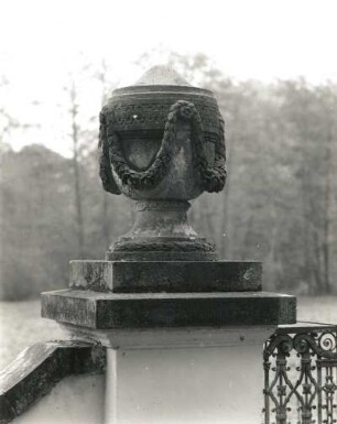 Bahnsdorf-Neudeck. Schloß (Landespolizeischule Brandenburg; 1521, 1711). Toabschluß des Gartenparterres (um 1910) Vasenpfeiler