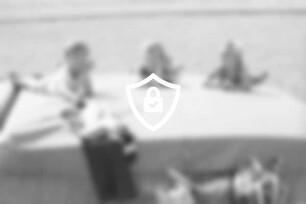 Heimat- und Schützenwoche: Sportplatz: drei auf einer Matte liegende Jungen, davor abgelegte Sportkleidung