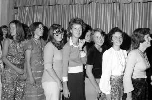 24. Tagung 1974 Chemiker; Studentenabend mit den Nobelpreisträgern: Polonaise Reihe der Damen