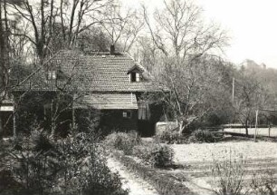 Meißen. Schloss Siebeneichen. Park. Försterhaus, Rückseite mit Portal, im Hintergrund rechts das Schloss
